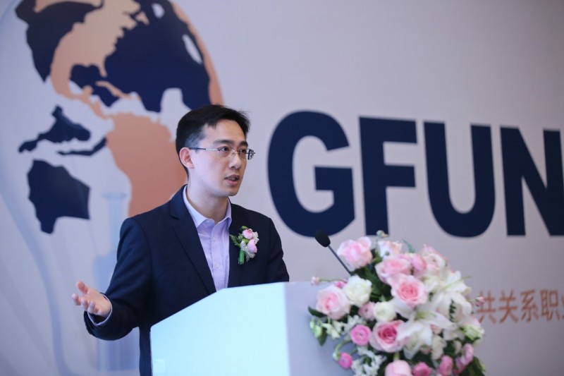 秘书长厉梁秋主持,来自国家行政学院的教授胡颖廉,公共关系专家吴昊天